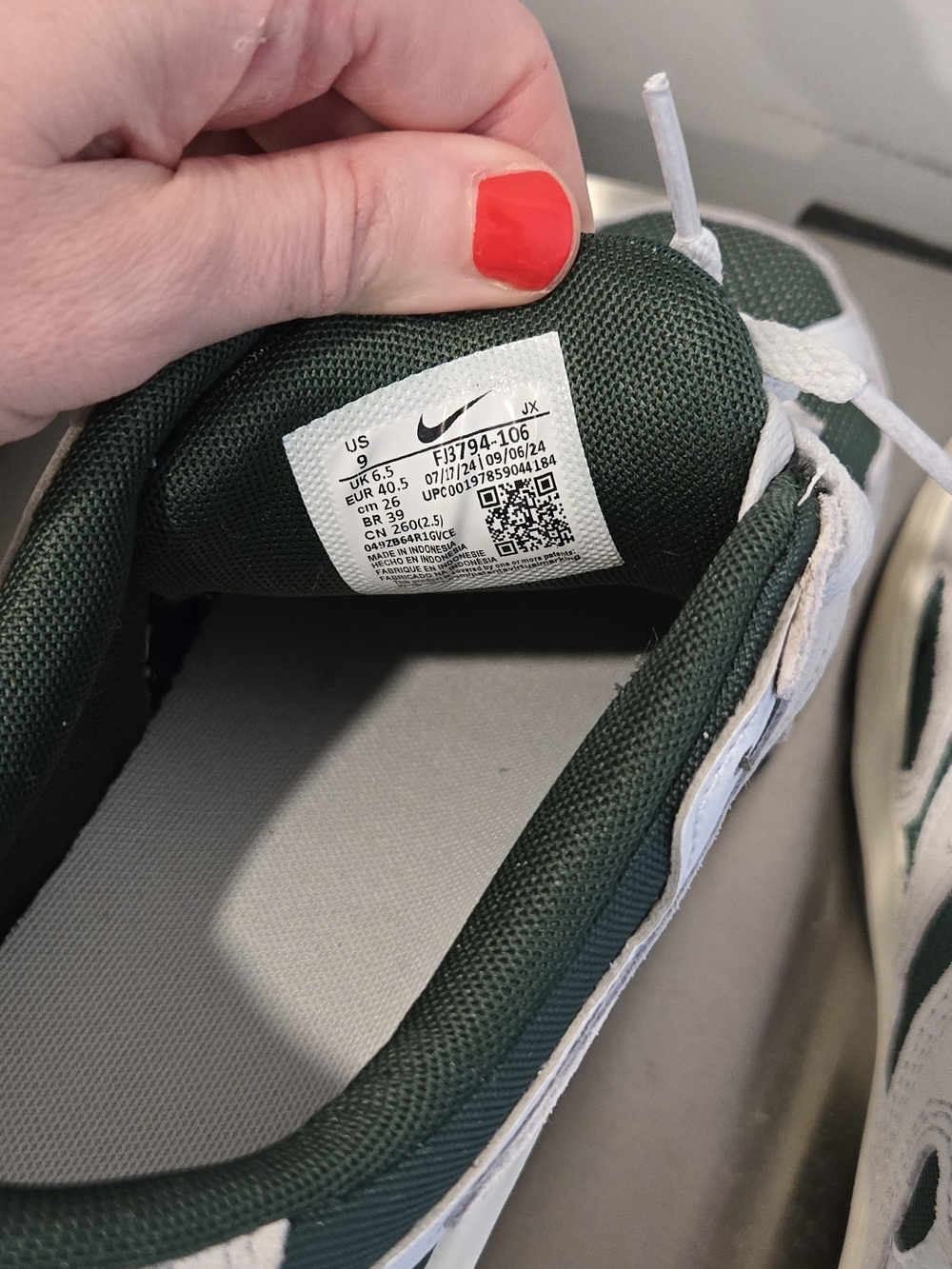 Women's NIKE Hunter Green, Black, And Gray Sneakers In Size 9. - Picture 5 of 6